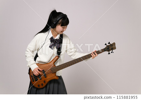 戴著耳機彈貝斯的高中女孩 115881955