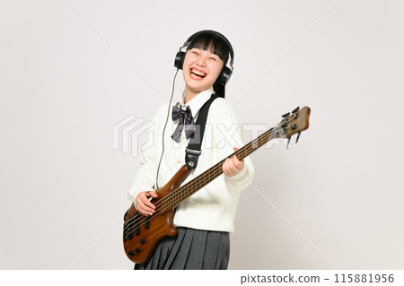 戴著耳機彈貝斯的高中女孩 115881956
