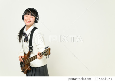 戴著耳機彈貝斯的高中女孩 115881965