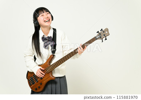 戴著耳機彈貝斯的高中女孩 115881970