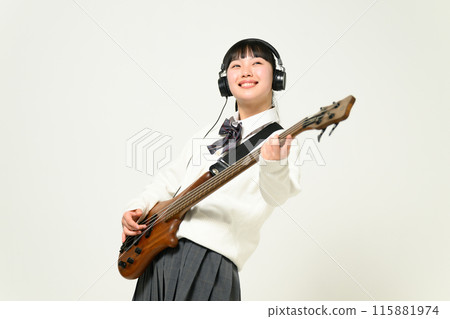 戴著耳機彈貝斯的高中女孩 115881974