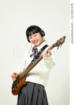 戴著耳機彈貝斯的高中女孩 115881976