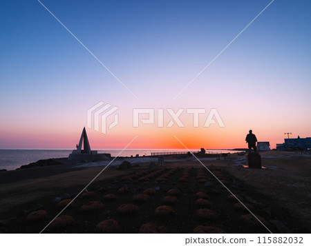 早春的宗谷岬、日本最北端的紀念碑和黎明時分的間宮林三雕像 早春的宗谷岬、日本最北端的紀念碑和黎明時分的間宮林三雕像 115882032