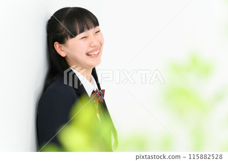 高中女生靠在牆上,前面模糊 高中女生靠在牆上,前面模糊 115882528