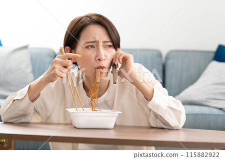 約 40 位女性邊吃炒麵邊打電話 115882922