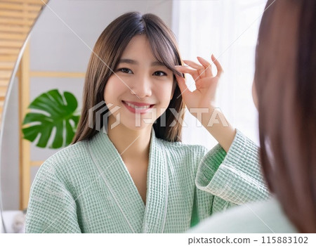 一個有著美麗微笑的女人透過鏡子看著我 115883102