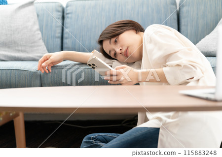 大約 40 名女性正在看智慧型手機 115883248