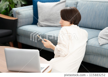 大約 40 名女性正在看智慧型手機 115883252