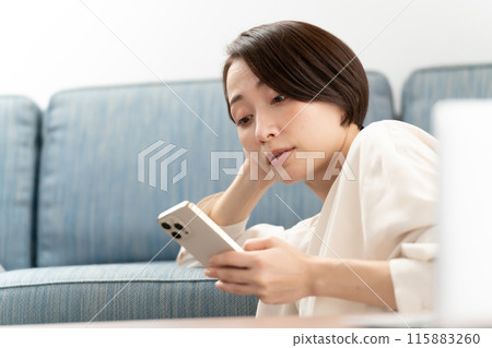 大約 40 名女性正在看智慧型手機 115883260