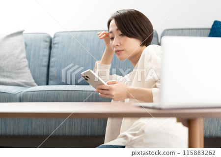 大約 40 名女性正在看智慧型手機 115883262