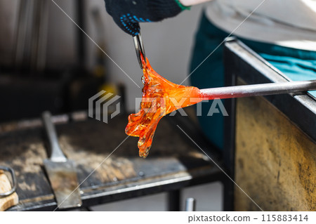 Molding molten glass into a flower shape Molding molten glass into a flower shape 115883414