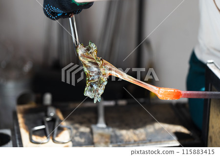 Sculpting flower of molten glass 115883415