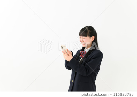 操作智能手機的女高中生 115883783