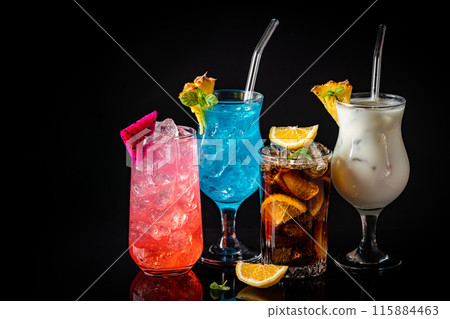 Set of classic alcohol cocktails 115884463