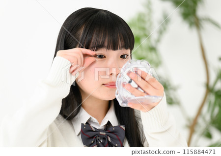 女高中生照鏡子，眼睛 115884471