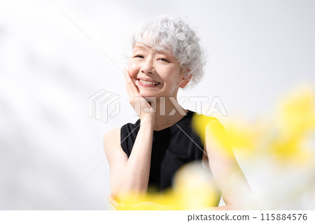 Beauty Gray-haired woman Front blur 115884576