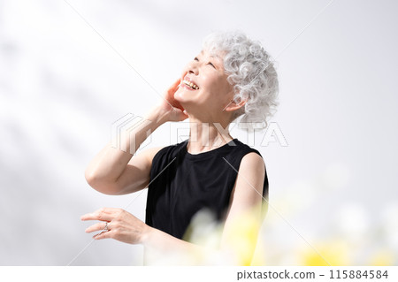 Beauty Gray-haired woman Front blur 115884584