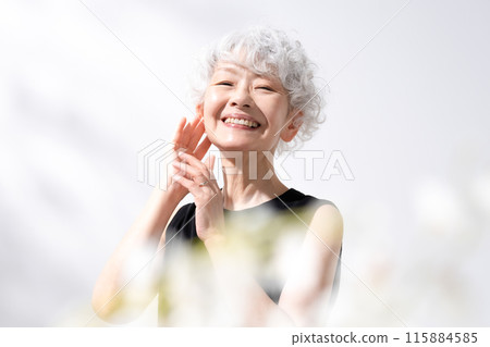 Beauty Gray-haired woman Front blur 115884585