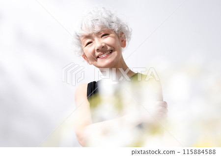 美麗的灰髮女子前面模糊 美麗的灰髮女子前面模糊 115884588