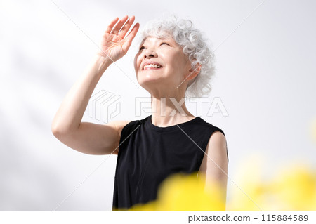 Beauty Gray-haired woman Front blur 115884589
