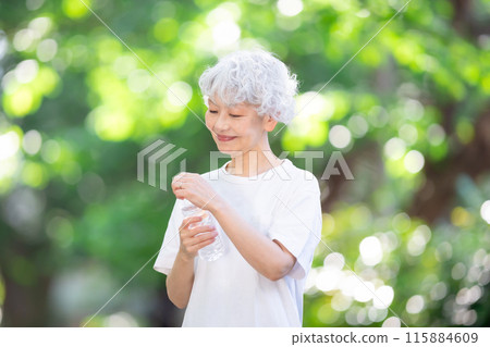 白髮女子清新綠色水合作用 115884609