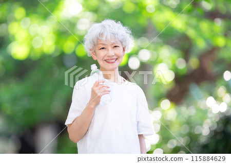 Gray-haired woman, fresh greenery, hydration 115884629