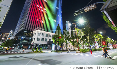 川崎市的城市夜景，川崎市政府新主樓被川崎的象徵色照亮，市政府街[神奈川縣] 115884699