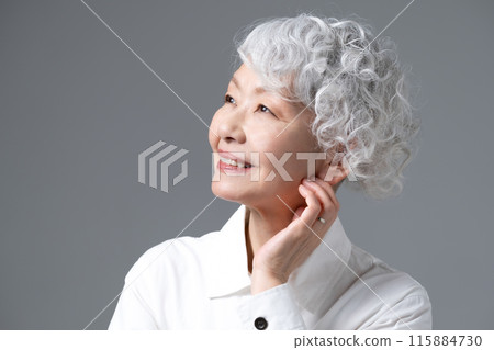 灰色頭髮的女人肖像 115884730