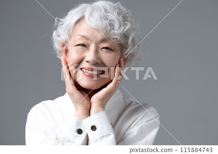 灰色頭髮的女人肖像 115884743
