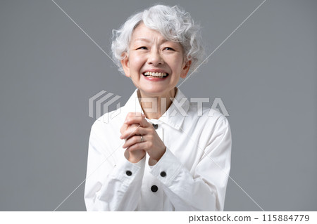 灰色頭髮的女人肖像 115884779
