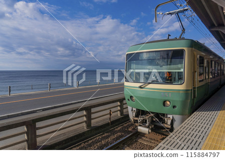 [神奈川縣鎌倉市]在七里濱/鎌倉港駒前站運行的江之電 115884797