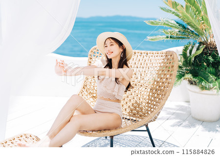 在熱帶度假村享受假期的年輕女子 115884826