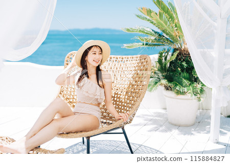 Young woman enjoying vacation at a tropical resort 115884827