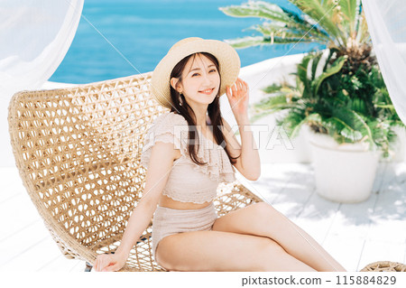 在熱帶度假村享受假期的年輕女子 115884829