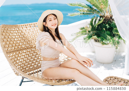 Young woman enjoying vacation at a tropical resort 115884830