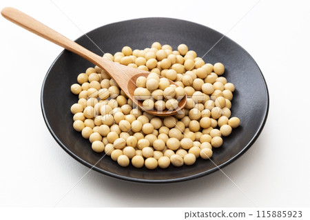 在白色背景的大豆 在白色背景的大豆 115885923