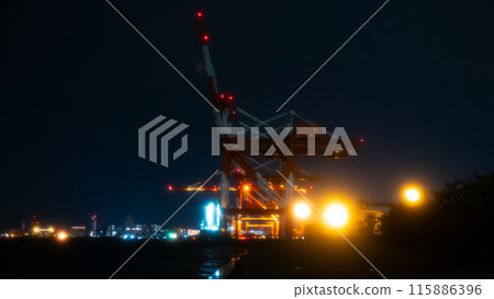 夜間港口的龍門起重機 115886396