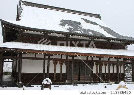 Snow-covered Tenneiji Temple (Hikone City, Shiga Prefecture) 115886490