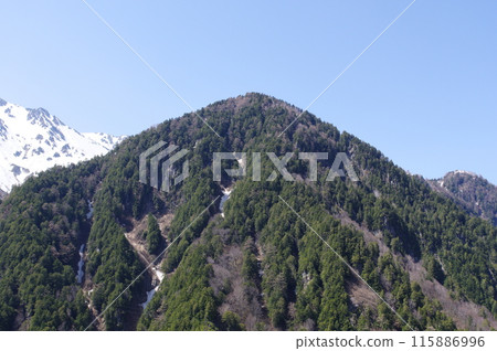 五月初的立山黑部阿爾卑斯山脈路線 - 從黑部水壩看到的圓山 115886996