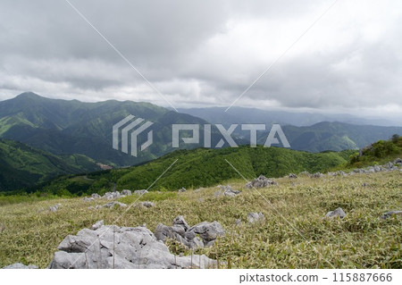 Scenery of stones and grassland on the Tengu Plateau on a cloudy day 115887666