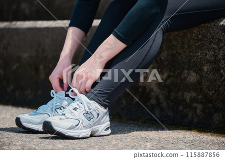 在公園運動的女性、運動服、健康 115887856