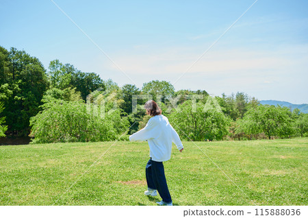 微笑的女人在公園散步,健康,戶外,新鮮 微笑的女人在公園散步,健康,戶外,新鮮 115888036