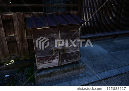 融入城市景觀的木質滅火器收納箱 融入城市景觀的木質滅火器收納箱 115888217