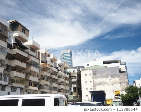台灣夏日的天空、高雄市的街道、老房子與新摩天大樓的對比， 115889544