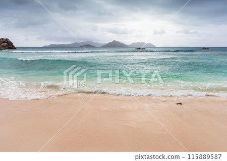 La Digue beach view on a cloudy day 115889587