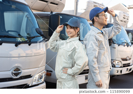 兩名男性和一名女性卡車司機 115890099