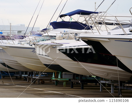 停泊在碼頭的巡洋艦 停泊在碼頭的巡洋艦 115890106