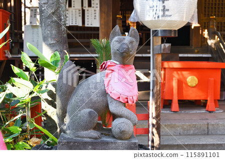 The guardian foxes of Hanazono Inari Shrine (Ueno Park, Taito Ward, Tokyo) 115891101