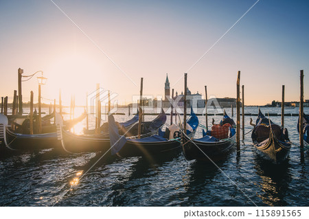 清晨的威尼斯貢多拉和聖喬治馬焦雷大教堂 清晨的威尼斯貢多拉和聖喬治馬焦雷大教堂 115891565