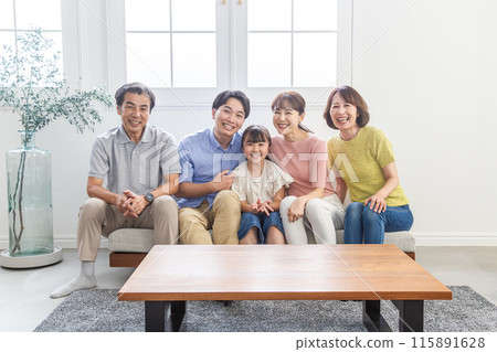 三代家庭在客廳放鬆 115891628